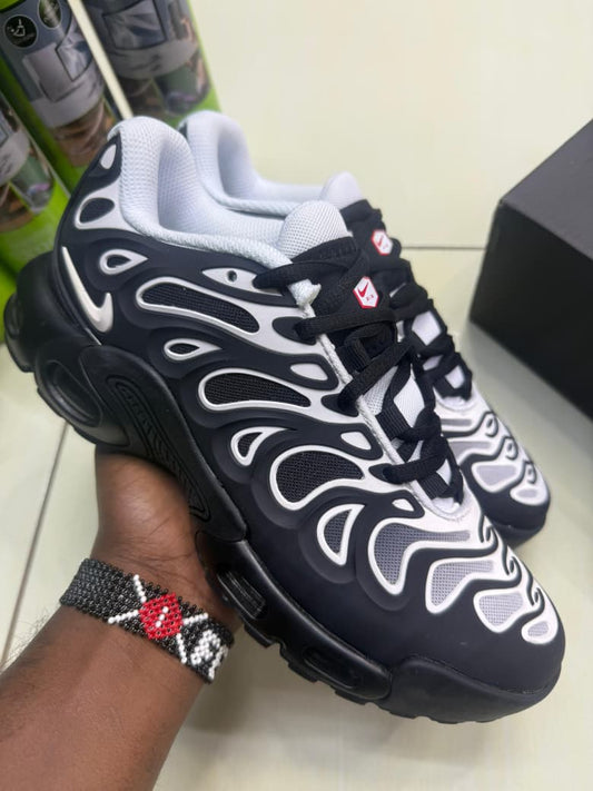 NIke TNs Black and White